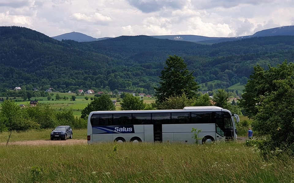 bus na drodze